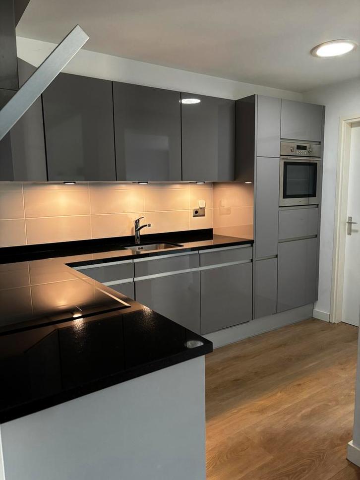 Nette hoogglans grijze keuken, Huis en Inrichting, Keuken | Complete keukens, Gebruikt, Hoekkeuken, Grijs, Graniet of Steen, Greeploos