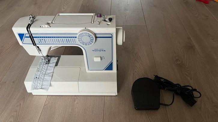 Naaimachine Toyota model 2010s, 19 steken, Hobby en Vrije tijd, Naaimachines en Toebehoren, Gebruikt, Naaimachine, Overige merken