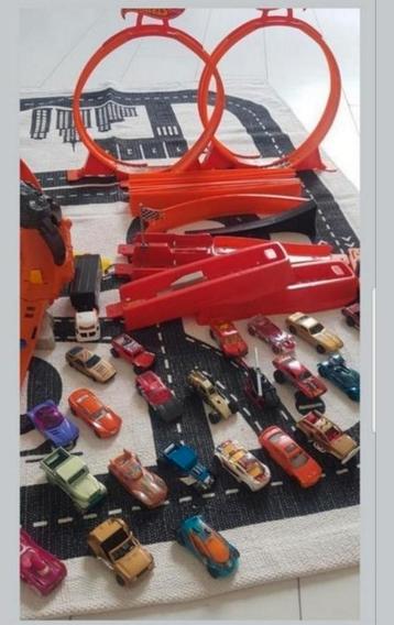 Hot wheels baan en auto's beschikbaar voor biedingen