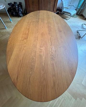 Handgemaakte ovale houten eettafel (2,01m x 1,21m x 0,75m) beschikbaar voor biedingen
