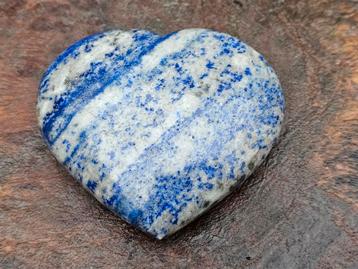 Prachtig lapis lazuli hart met veel calciet beschikbaar voor biedingen