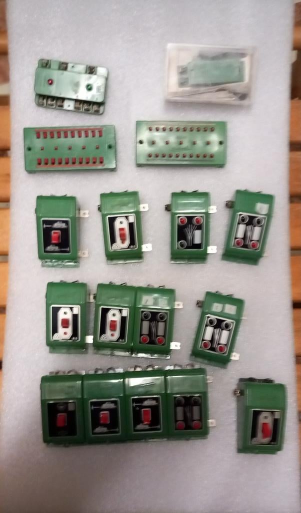 Te koop 42 x fleischmann schakel kastjes + 2 trafo.s, Hobby en Vrije tijd, Modeltreinen | H0, Transformator of Voeding, Gelijkstroom