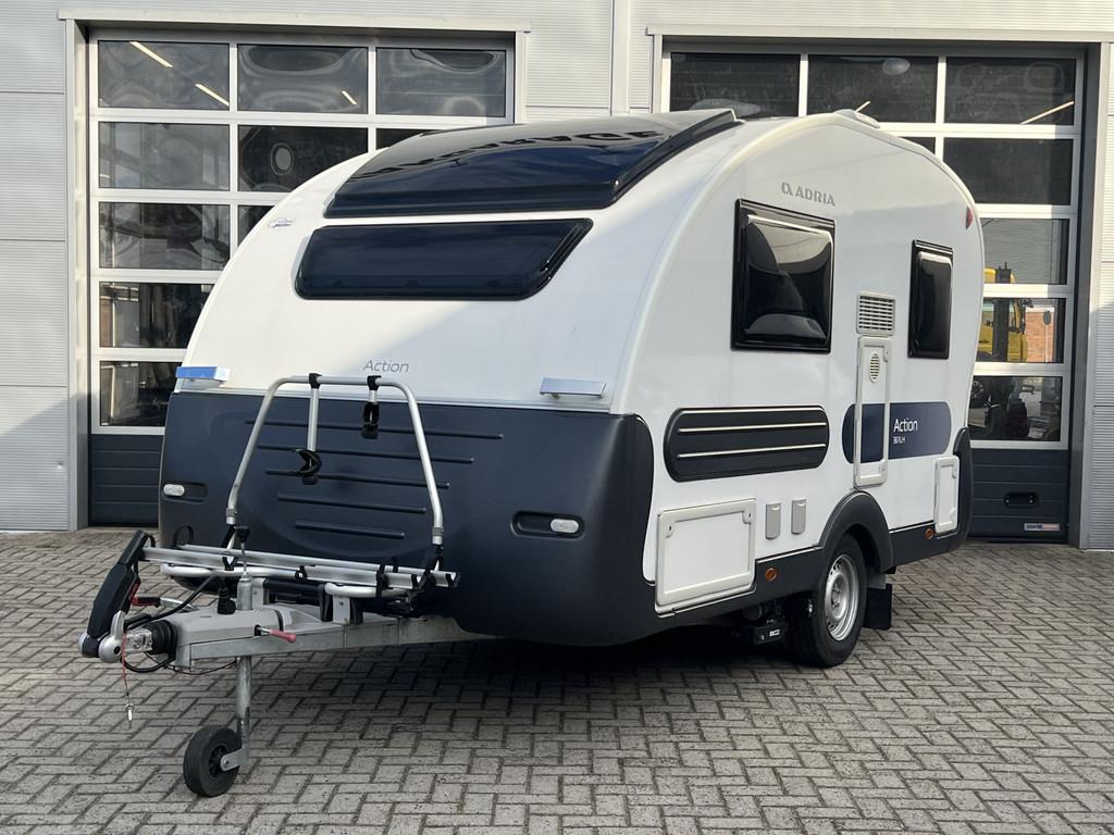 Adria ACTION 361 LH | Lichtgewicht | Fietsendrager | Mover |, Caravans en Kamperen, Caravans, Vakgarage Verbree IJsselstein, Panoven 70
3401RB  IJSSELSTEIN UT, NL