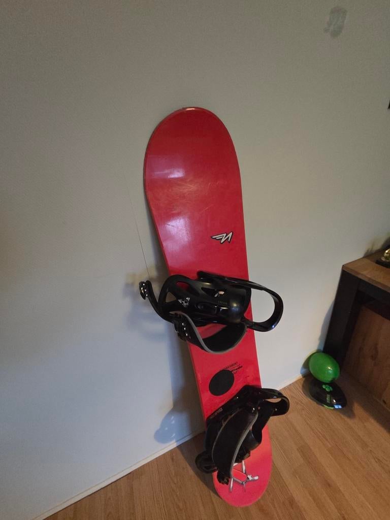 Rood snowboard met bindingen - 149 cm, Ophalen of Verzenden, Gebruikt, Board