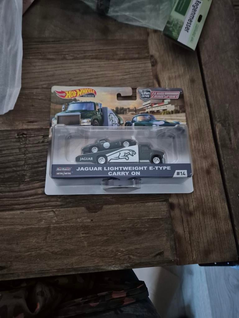 Hot wheels team transport jaguar lichtgewicht, Hobby en Vrije tijd, Modelauto's | Overige schalen, Ophalen of Verzenden