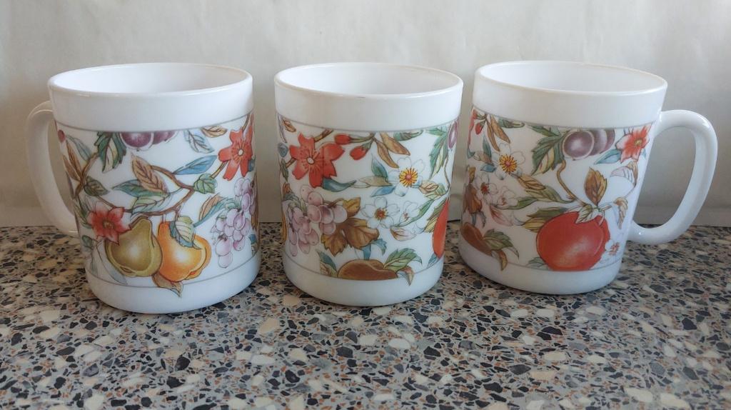 3 vintage bekers mok mokken Arcopal Fruit met bloesem, Ophalen of Verzenden, Zo goed als nieuw, Overige stijlen, Kop(pen) en/of Schotel(s)