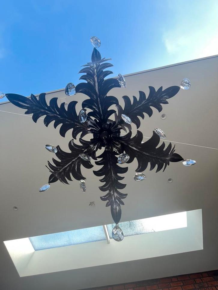 Zwarte kroonluchter met bladeren en kristallen, Huis en Inrichting, Lampen | Plafondlampen, Gebruikt, Glas, Metaal, Ophalen