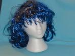 Blauwe pruik halflang haar met pony, Ophalen of Verzenden, Gebruikt, Hoed of Pruik, Carnaval