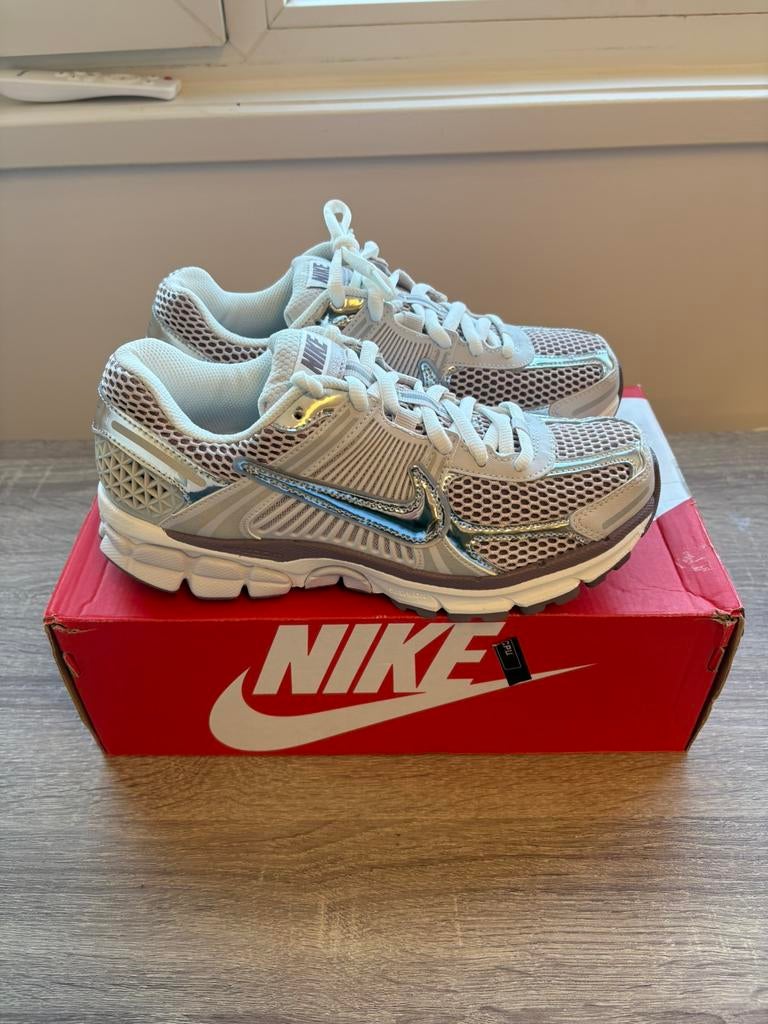 Nike Zoom Vomero 5 Metallic Silver Platinum Violet | EU 40, Nieuw, Ophalen of Verzenden, Sneakers of Gympen, Nike