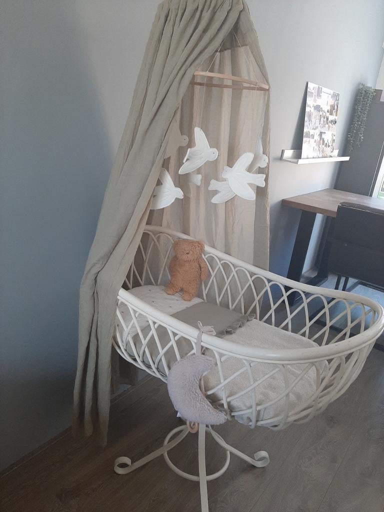 Baby wieg wit rotan jollein klamboe en nieuw matrasje, Kinderen en Baby's, Babywiegjes en Ledikanten, Ophalen, Gebruikt, Wieg
