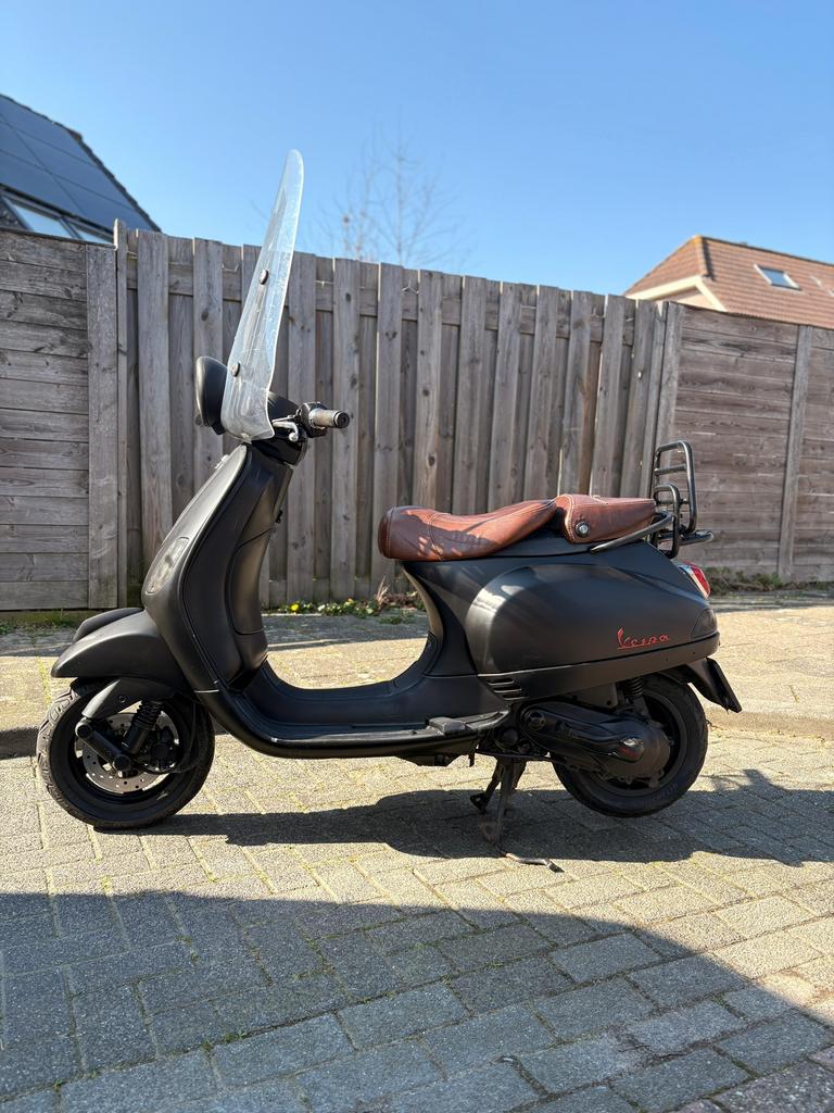 Vespa LXV 2-Stroke Matte Black 25 km/h (Blue Plate) Low Mile, Ophalen of Verzenden