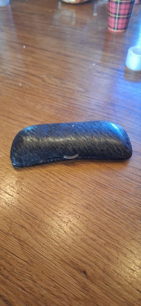 Antieke metalen brillenkoker met reliëf, Ophalen of Verzenden