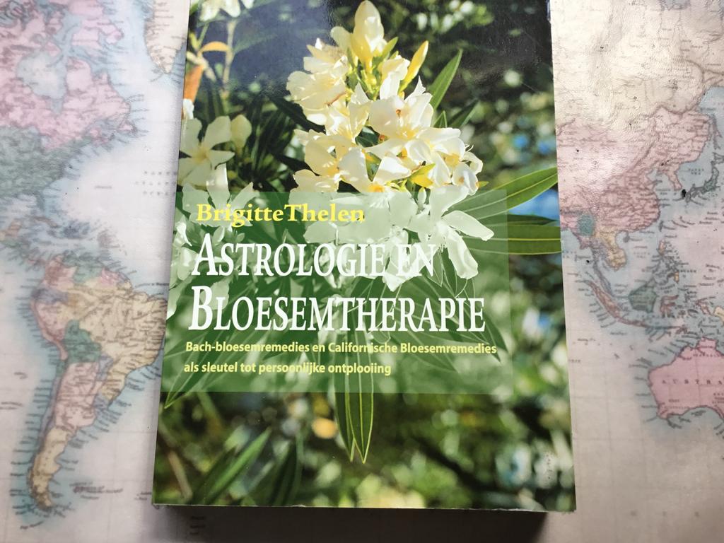Astrologie en Bloesemtherapie, Ophalen of Verzenden, Gelezen, Astrologie, Achtergrond en Informatie