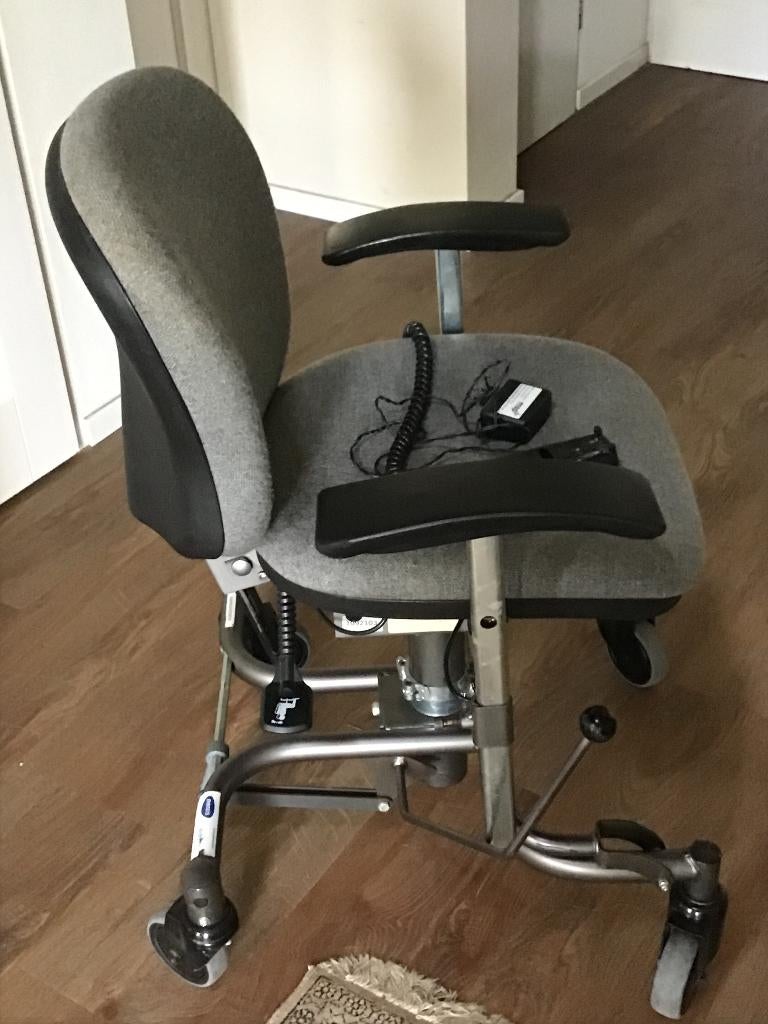 trippelstoel merk Doge, elektrisch, Diversen, Verpleegmiddelen, Ophalen, Zo goed als nieuw