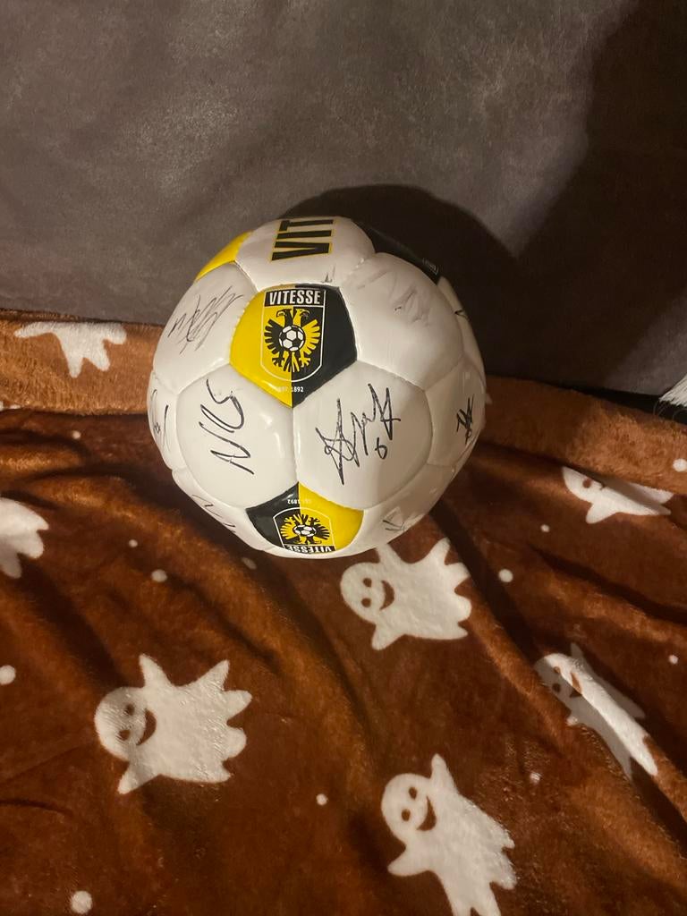 Gesigneerde Vitesse bal door clublegendes, Ophalen of Verzenden, Zo goed als nieuw, Bal