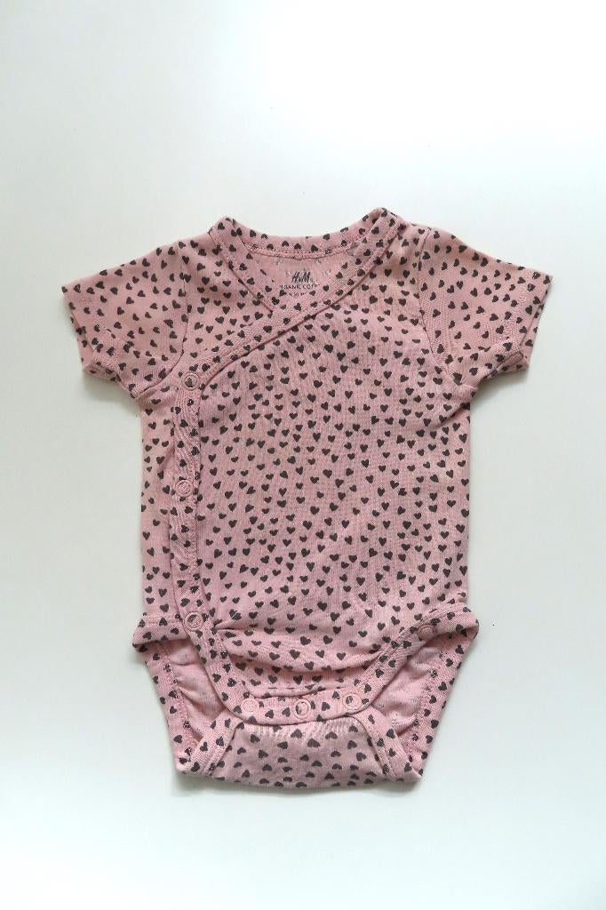 Rompertje met Overslag Roze Hartjes H&M mt 50 (4408), Kinderen en Baby's, Babykleding | Maat 50, Nacht- of Onderkleding, Meisje