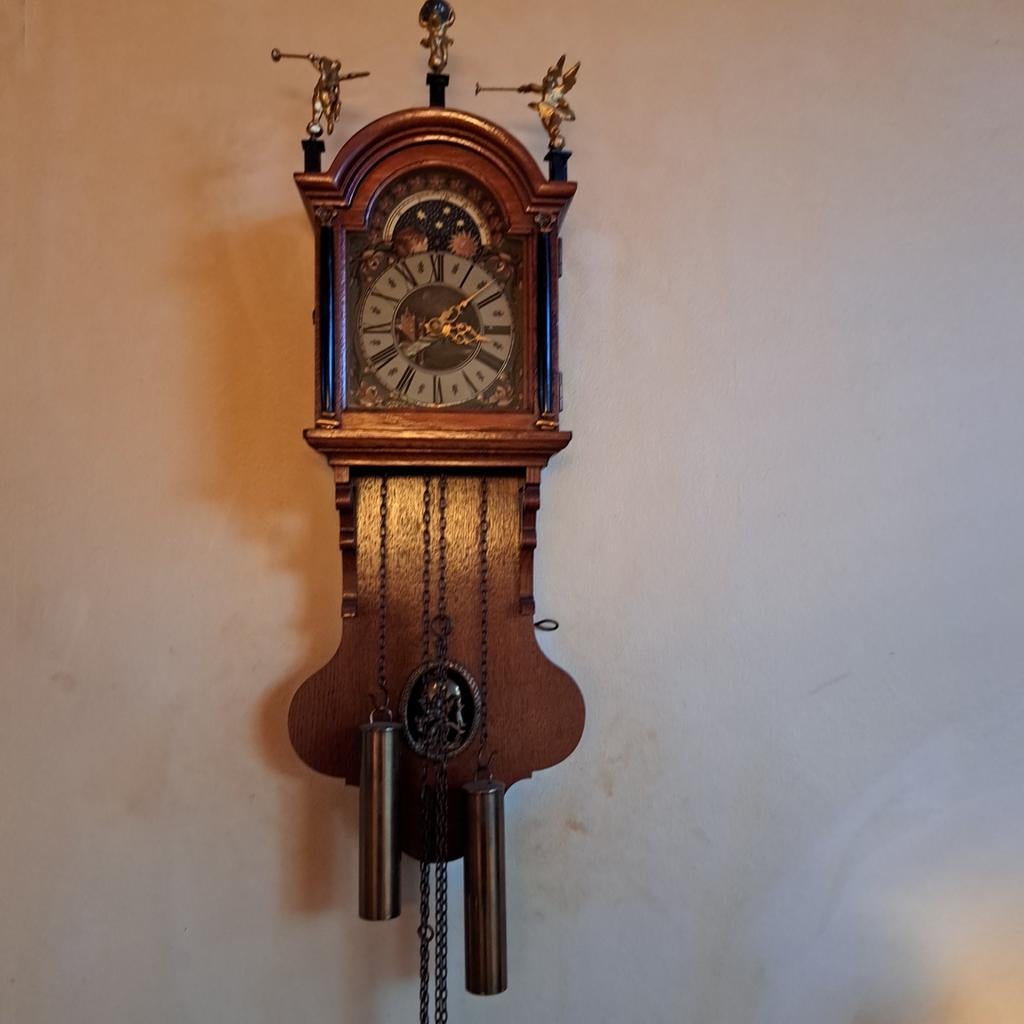 Antieke houten friese wandklok met gewichten en ornamenten, Ophalen of Verzenden