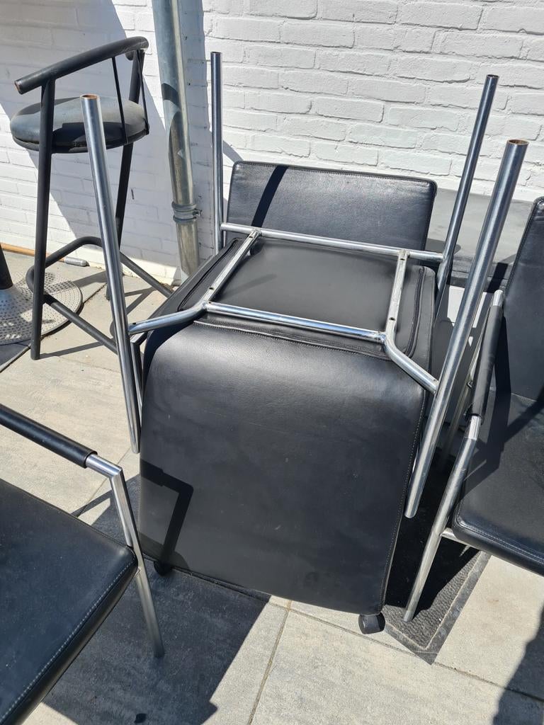4 zwarte stoelen met metalen frame, Huis en Inrichting, Stoelen, Ophalen, Gebruikt, Zwart, Vier