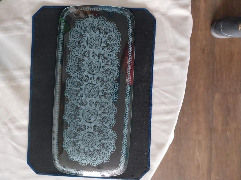 Vintage glazen cakeschaal met kantpatroon, Antiek en Kunst, Antiek | Glas en Kristal, Verzenden