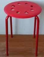 Kruk, rood.  Hoogte 45 cm., Huis en Inrichting, Krukjes, Ophalen of Verzenden, Zo goed als nieuw, Overige materialen