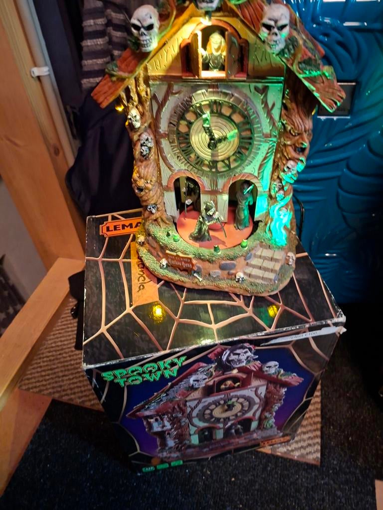 Lemax Spooky Town Cursed Cuckoo Haus, Ophalen of Verzenden, Wandklok