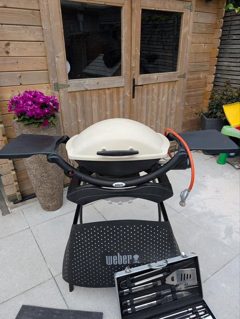 Weber Q2000 gasbarbecue met onderstel en accessoires, Tuin en Terras, Gasbarbecues, Ophalen of Verzenden, Gebruikt, Weber