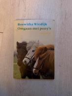 Omgaan met pony's - Roswitha Wiedijk (Jeugdboek), Ophalen of Verzenden, Gelezen, Non-fictie