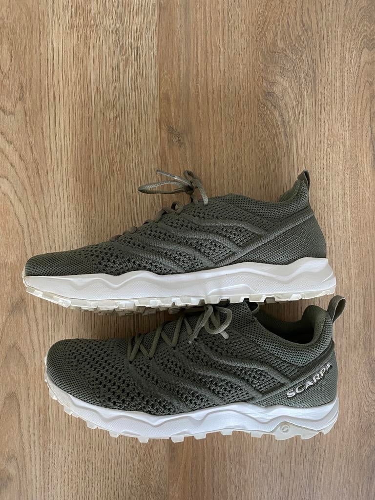 Nieuwe khaki sneakers Scarpa maat 39, Nieuw, Ophalen of Verzenden, Sneakers of Gympen, Groen