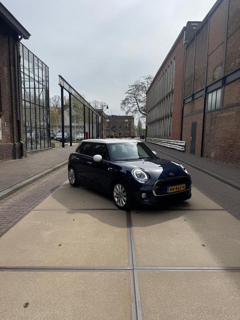Mini 1.5 Cooper 5D 2016 Blauw Harman Kardon Panoramadak, Auto's, 136 pk, Blauw, Leder en Stof, 49 €/maand