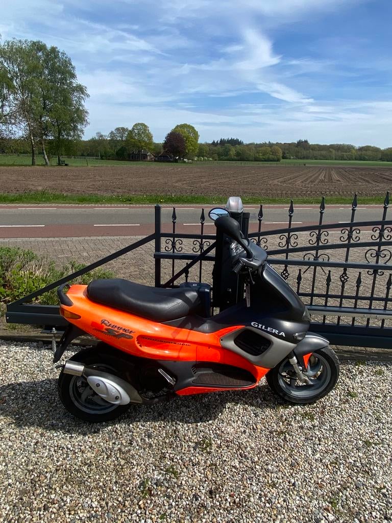 Gilera runner sp50 fluo rosso 1999, Fietsen en Brommers, Scooters | Piaggio, Ophalen, Tweetakt, Overige modellen, Maximaal 45 km/u