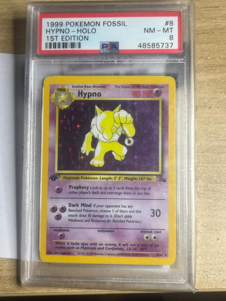 Pokemon kaart hypno fossiel first edition psa 8 holo 1999, Ophalen of Verzenden, Zo goed als nieuw, Losse kaart, Foil