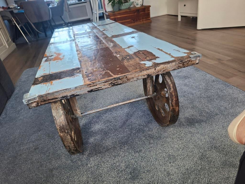 Vintage salontafel op wielen - Super origineel!, Overige houtsoorten, Gebruikt, Vintage, Industrieel, 150 tot 200 cm