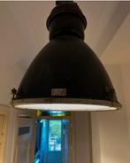 Twee imposante vintage industriële fabriekslampen, Huis en Inrichting, Gebruikt, Orginele fabriekslampen Frankrijk met impact