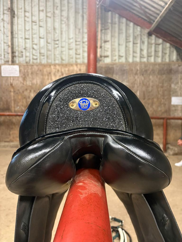 KM dressuur zadel 16,5 inch, Dieren en Toebehoren, Paarden en Pony's | Zadels, Ophalen of Verzenden, Gebruikt, Dressuur