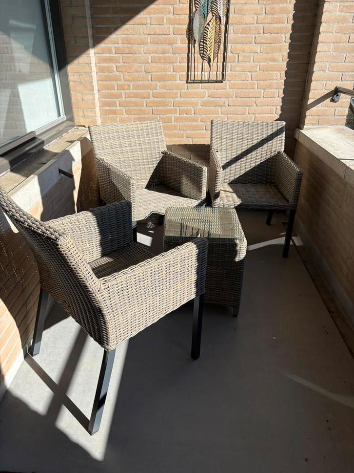 Mooie rotan tuin- balkonset. 3 stoelen met bijzettafeltje, Tuin en Terras, Tuinsets en Loungesets, Zo goed als nieuw, Tuinset