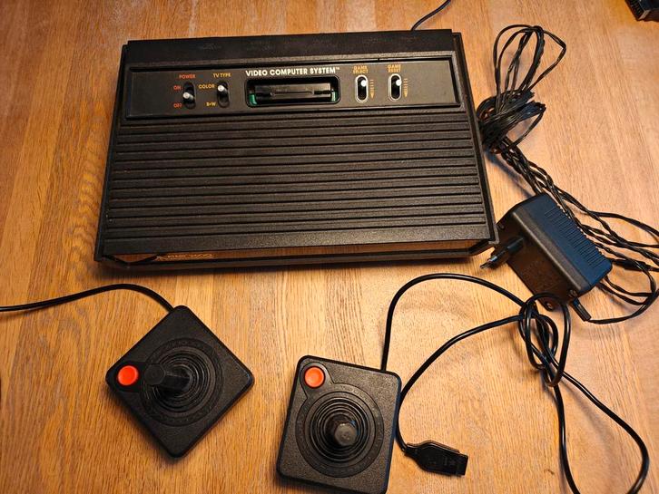 Atari 2600, 2 controllers, 13 spelletjes, Spelcomputers en Games, Spelcomputers | Atari, Gebruikt, Atari 2600, Met 2 controllers