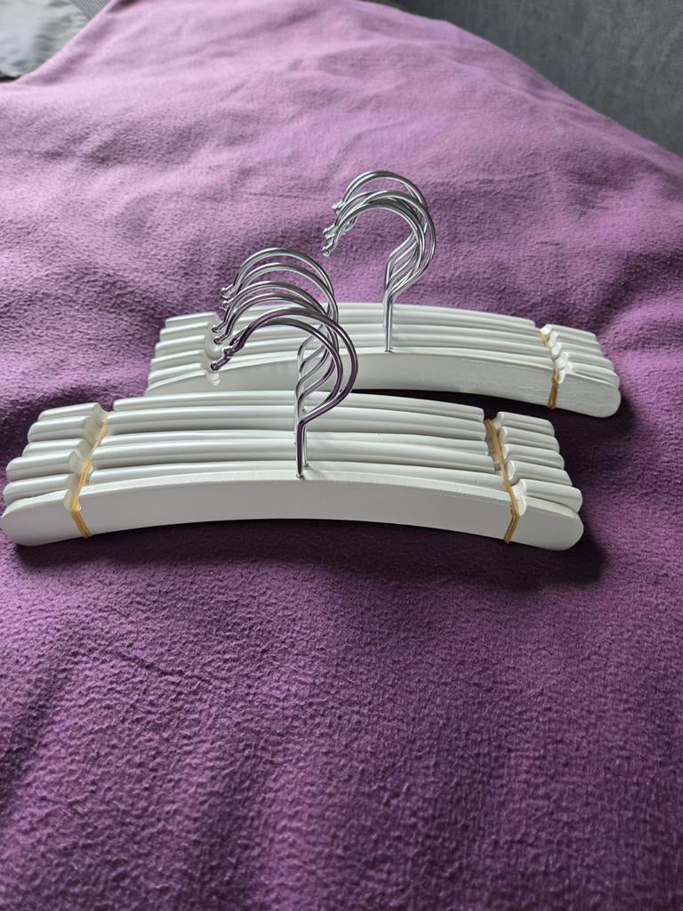 Baby kledinghangers hout ( 12 ), Kleding | Dames, Kledinghangers, Ophalen, Zo goed als nieuw, Hout, Kinderen