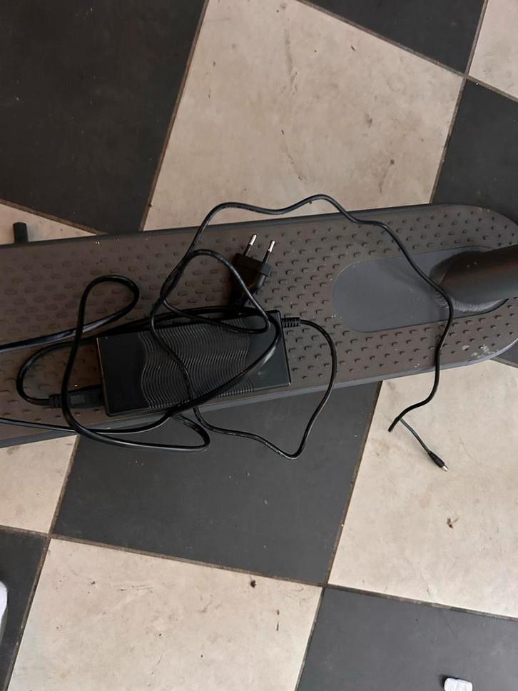 Elektrische step met lader - Zo goed als nieuw, Fietsen en Brommers, Steps, Zo goed als nieuw, Elektrische step (E-scooter), Ophalen