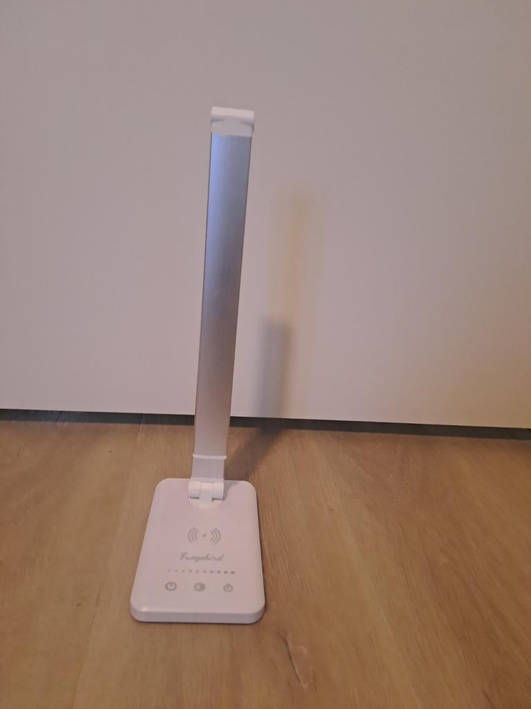 Moderne LED Bureaulamp met Draadloos Opladen, Huis en Inrichting, Lampen | Tafellampen, 50 tot 75 cm, Ophalen of Verzenden, Zo goed als nieuw