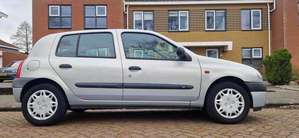 Renault Clio 1.4i AUTOMAAT 127.000KM! 5 deurs inruil mogelij, Auto's, Renault, 4 cilinders, Bedrijf, Euro 4, 530 kg