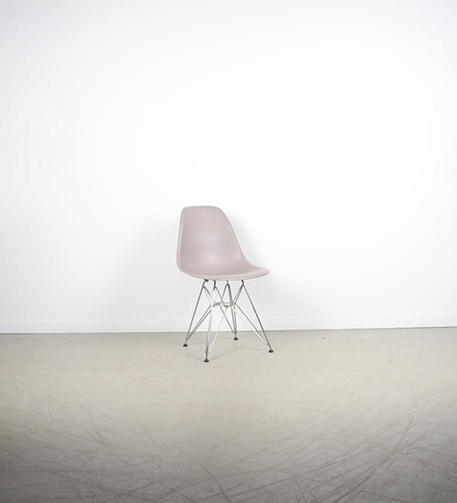 3x Vitra Eames DSR-Stoel Taupe – Chroom