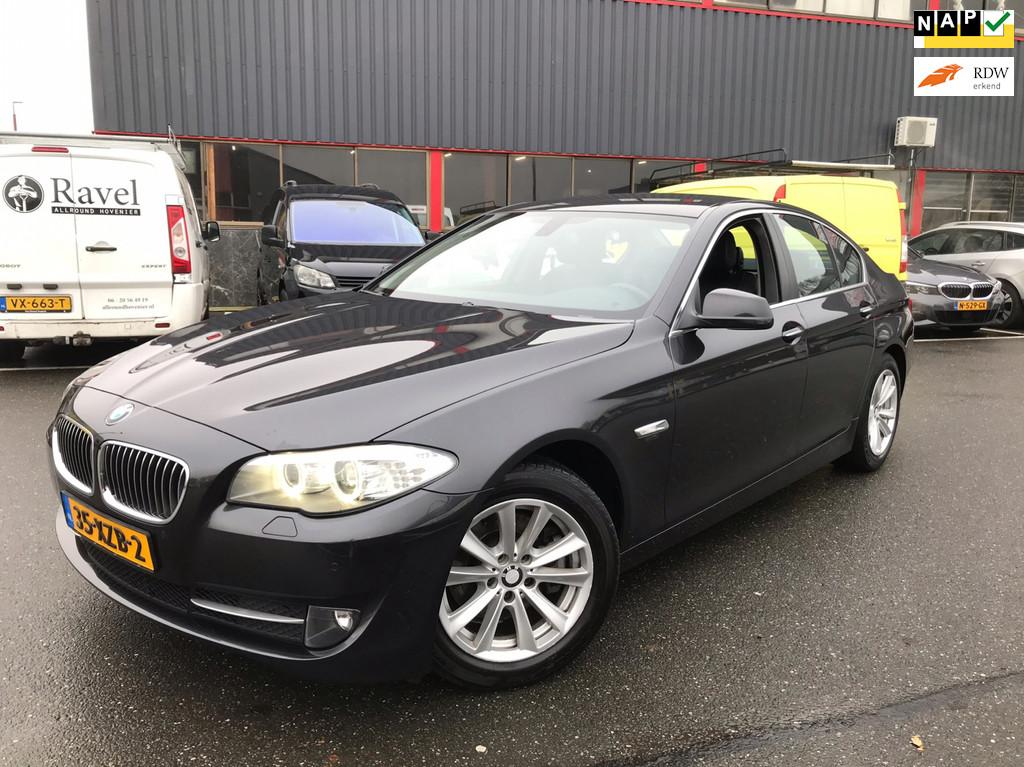 BMW 5-serie 520i High Executive / NAP / LEER / SP VLG /, Auto's, BMW, Gebruikt, Zwart, 4 cilinders, Bedrijf