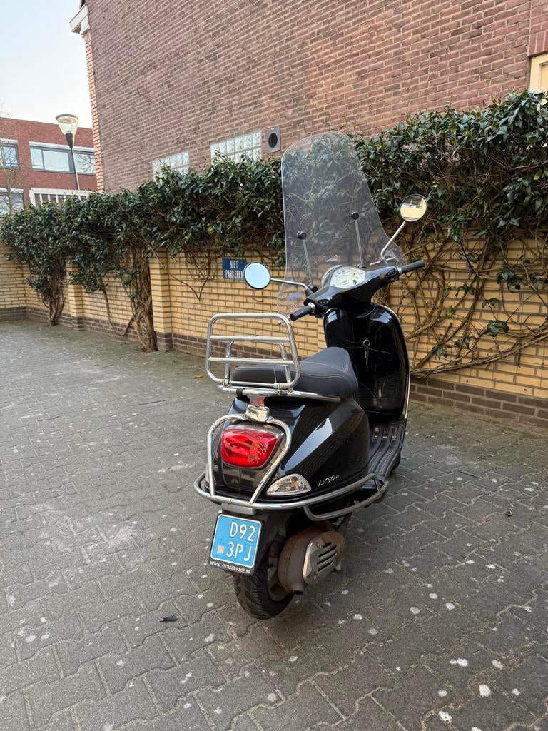 Vespa LX50 Piaggio uit 2010 - Incl. slot, helm, zadel, tas, Fietsen en Brommers, Scooters | Vespa, Gebruikt, Maximaal 45 km/u