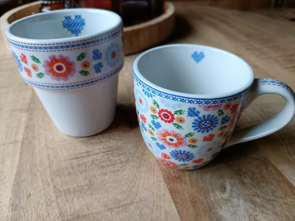 Beker en Mokje Kakelbont Yvon Jaspers, Ophalen of Verzenden, Zo goed als nieuw, Overige stijlen, Kop(pen) en/of Schotel(s)