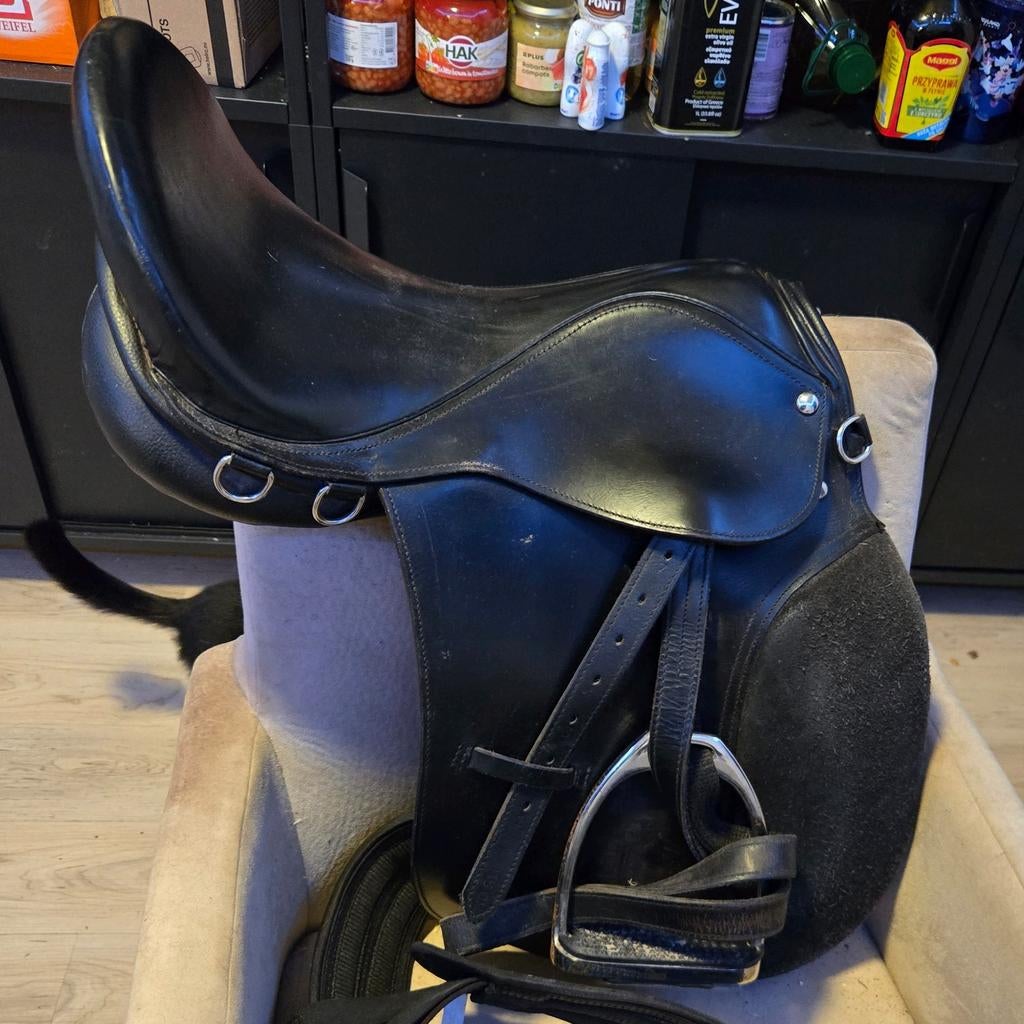 16 inch veelzijdigheids zadel, Dieren en Toebehoren, Paarden en Pony's | Hoofdstellen en Tuigage, Ophalen, Zo goed als nieuw, Dressuur