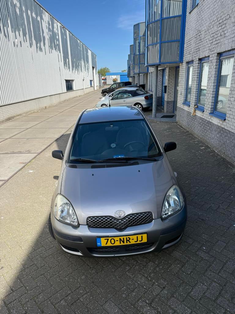 Toyota Yaris 1.3 16V Vvti 5DR Linea Terra 2004 Grijs, Auto's, Voorwielaandrijving, 4 cilinders, 400 kg, Origineel Nederlands