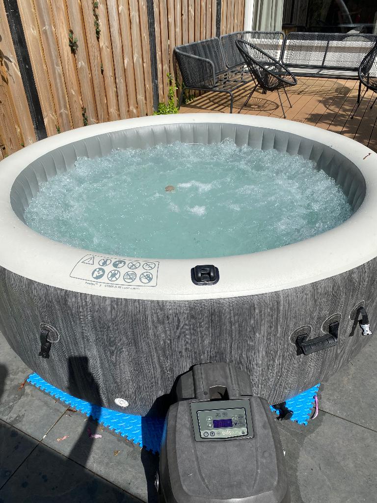 Luxe jacuzzi te huur, Tuin en Terras, Bubbelbaden en Hottubs, Ophalen of Verzenden, Zo goed als nieuw, Filter