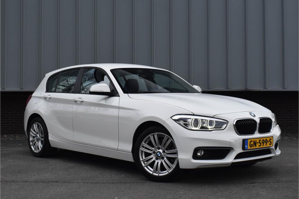 BMW 1-serie 120i Aut. 177PK | Leder | Navi | NL Auto | Deal., Auto's, Achterwielaandrijving, Gebruikt, Wit, 177 pk