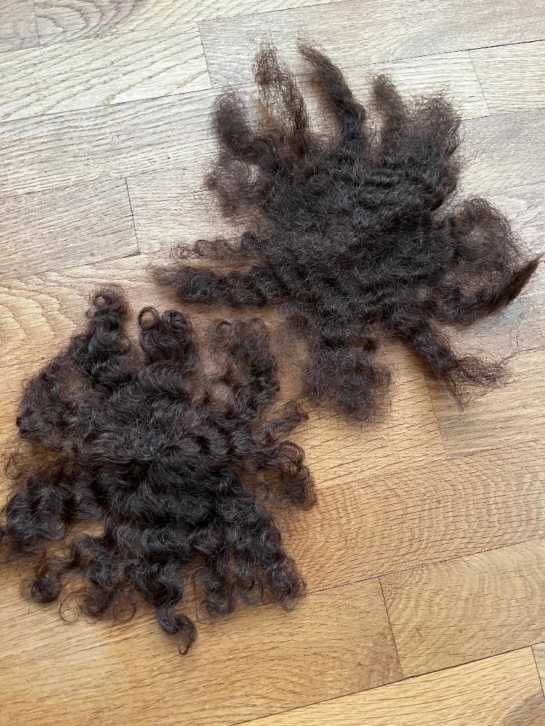 2 donkerbruine poppenpruikjes, Ophalen of Verzenden, Zo goed als nieuw, Pop, Levensecht of Reborn