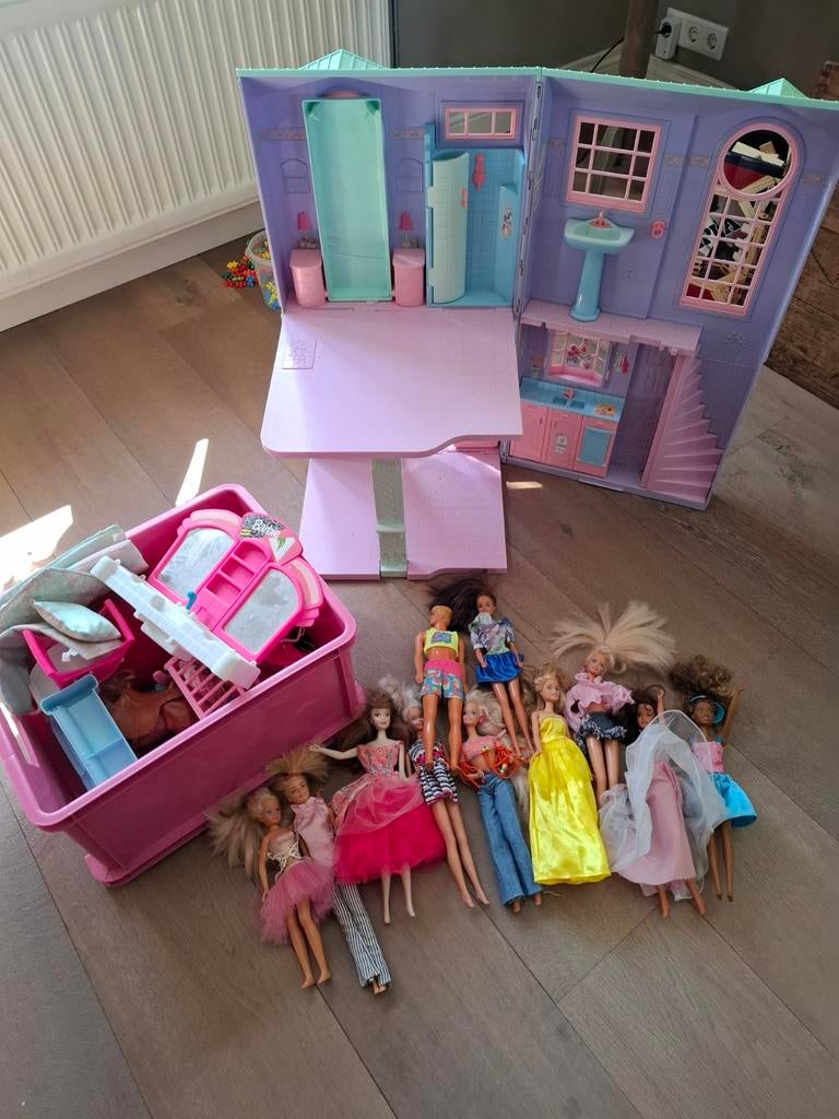 Barbies, inklapbaar Barbiehuis, accessoires en kleding, Ophalen, Gebruikt, Barbie